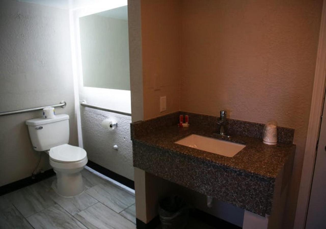 Days Inn And Suites By Wyndham Port Huron Εξωτερικό φωτογραφία