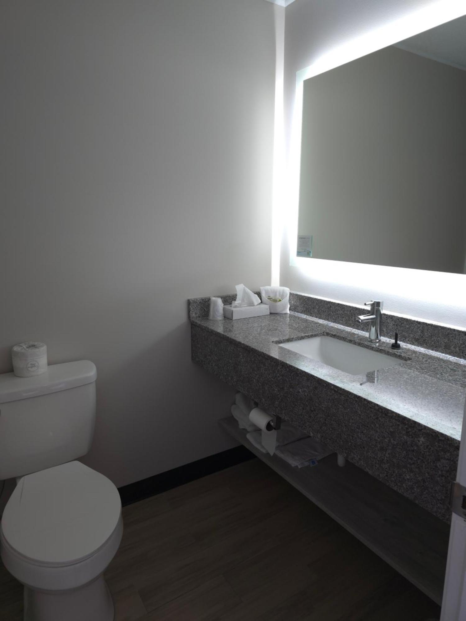 Days Inn And Suites By Wyndham Port Huron Εξωτερικό φωτογραφία